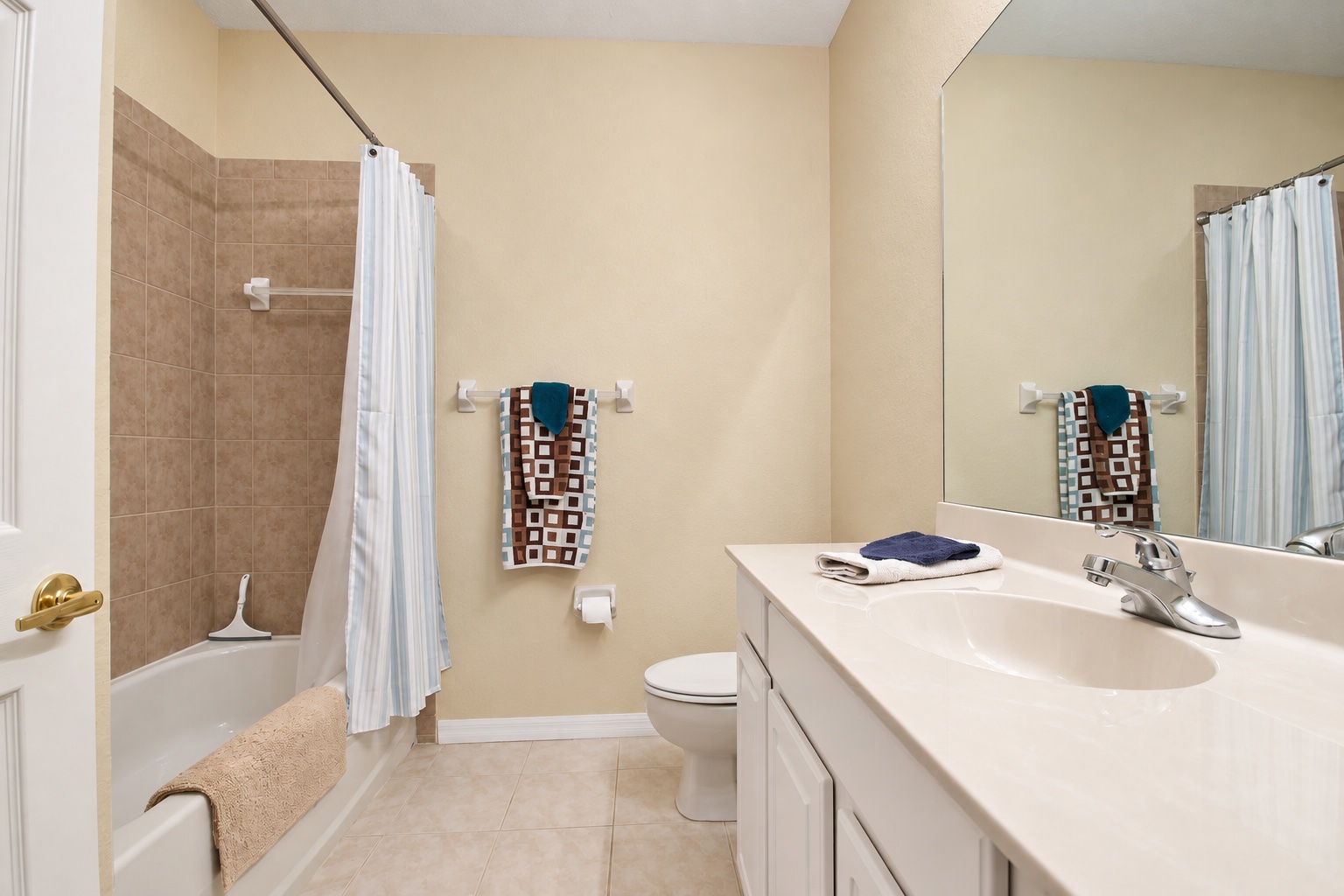 Guest bathroom with tub and shower, vanity and mirror